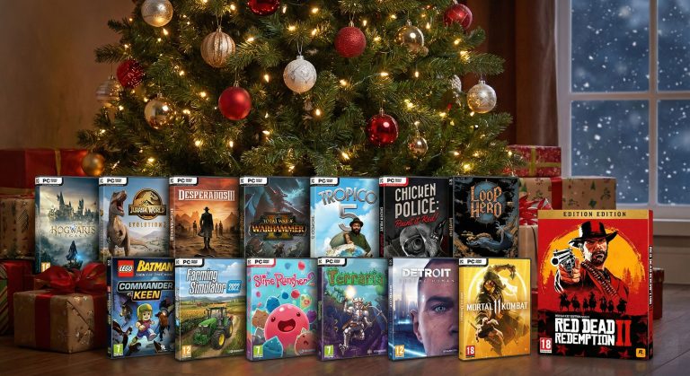 Eine Auswahl an PC-Spielen vor einem festlich geschmückten Weihnachtsbaum mit Lichtern und roten sowie goldenen Kugeln. Schnee fällt draußen durch das Fenster sichtbar.
