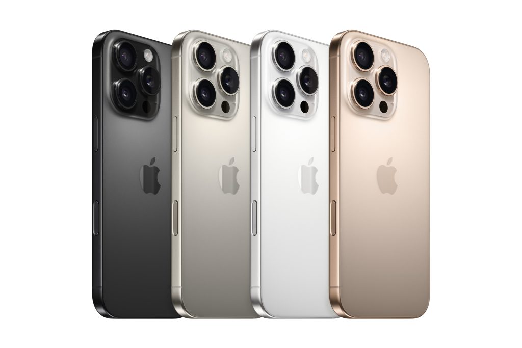 Vier iPhones in verschiedenen Farben: Schwarz, Grau, Silber und Gold, mit drei Kameralinsen auf der Rückseite.